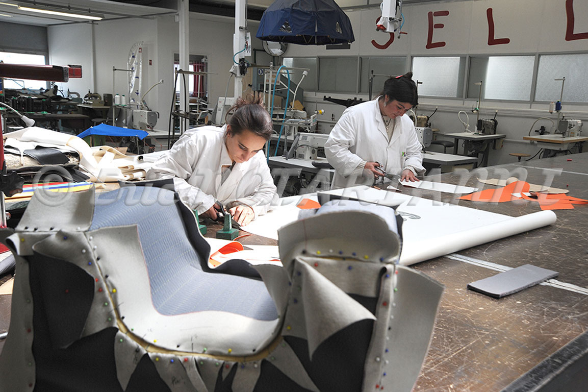 Apprentissage de la sellerie au lycée des métiers de l'Automobile